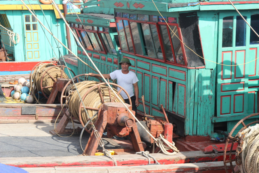Tàu của anh Phùng Minh Hiệp nhỏ và cũ nên khó kiếm lao động