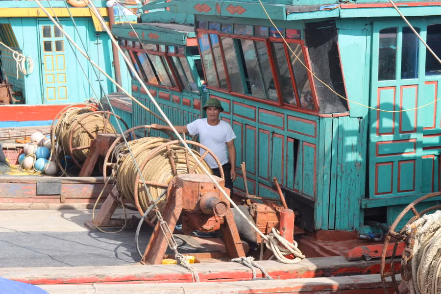 Tàu của anh Phùng Minh Hiệp nhỏ và cũ nên khó kiếm lao động