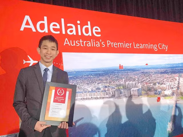 Trần Huỳnh Minh Tuấn được vinh danh là sinh viên quốc tế xuất sắc nhất Nam Úc năm 2018 (ảnh NVCC)=