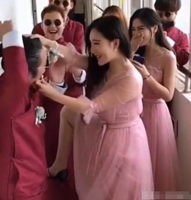 Phù dâu quá bạo giở trò đụng chạm, phù rể khóc thét ngay trong đám cưới-3