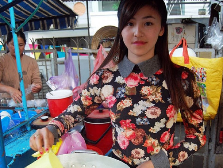 Hot girl bánh tráng trộn 1 thời. Hot girl bánh tráng trộn 1 thời.