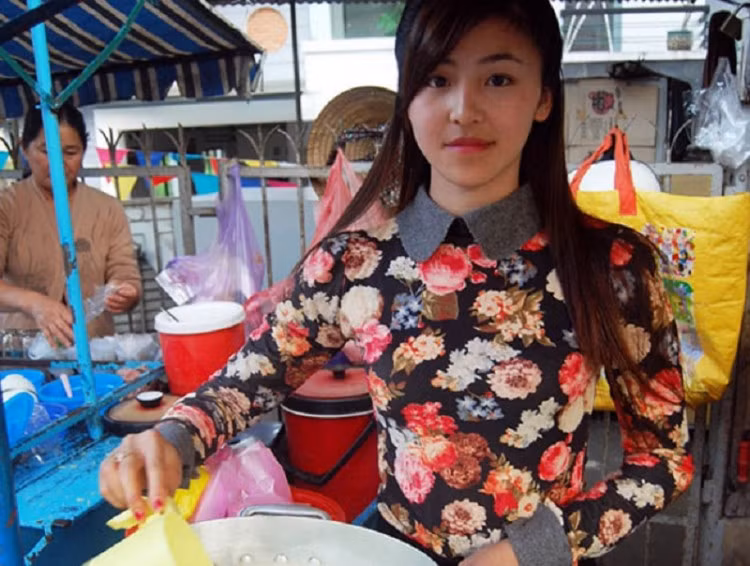 Hot girl bánh tráng trộn 1 thời.