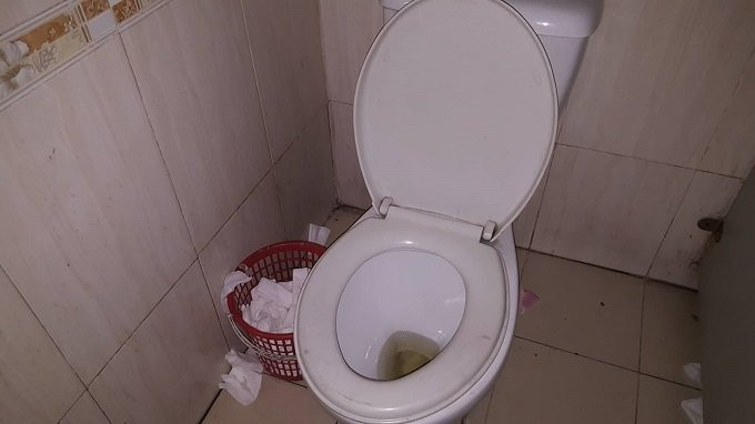 Nam công nhân tức nghẹn vì cô gái váy ngắn làm chuyện này ảnh 2 Nam công nhân tức nghẹn trước hành động của quý cô váy ngắn