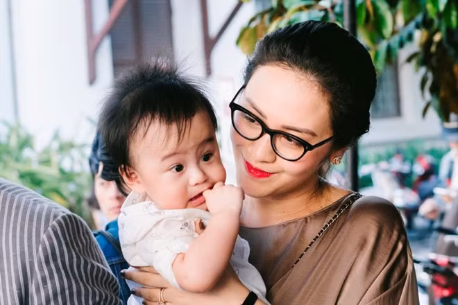 Vợ giàu có, gia thế khủng của dàn sao nam Vbiz: Ái nữ nhà danh gia vọng tộc lui về làm hậu phương vững chắc cho chồng-7