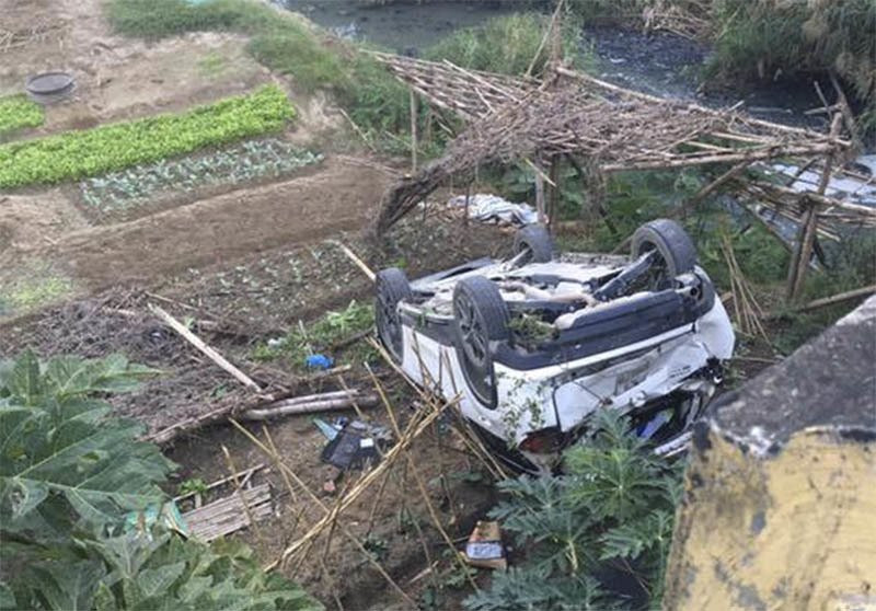 Chiếc xe chổng vó lên trời khi rơi từ trên cầu xuống Nữ tài xế Mazda húc lan can cầu, rơi xuống kè sông Hồng