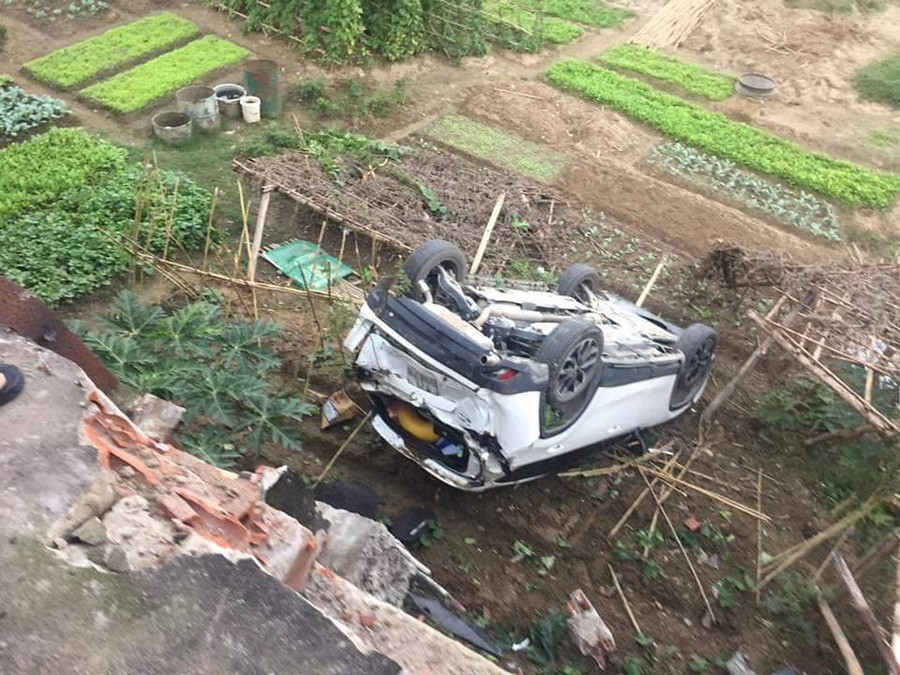 Hiện trường vụ việc Nữ tài xế Mazda húc lan can cầu, rơi xuống kè sông Hồng