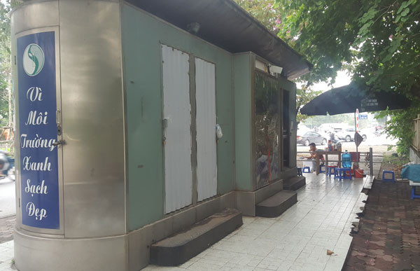 Nhiều nhà vệ sinh tại Hà Nội xập xệ, cửa đóng then cài (Nhà vệ sinh trên đường Tân Mỹ, phường Mỹ Đình 2, quận Nam Từ Liêm) 7