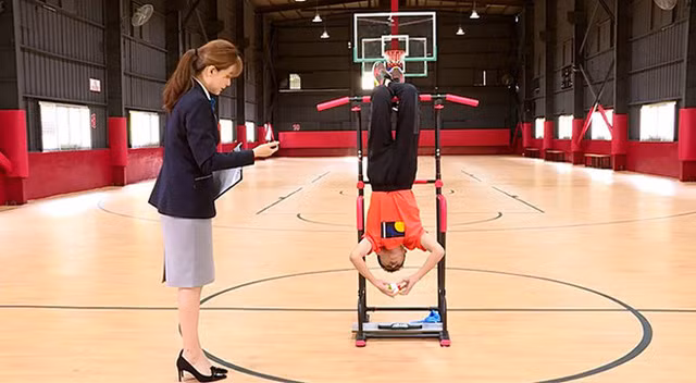 Jianyu lập kỷ lục khi vừa treo lộn người vừa giải rubik