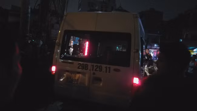 Vợ khóc ngất khi tìm thấy xác chồng dưới hồ sau hơn 1 ngày mất tích bí ẩn-4