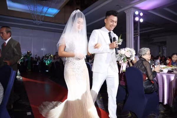 Chú rể Xuân Phúc lịch lãm và cô dâu Trúc Thanh lộng lẫy đứng cạnh nhau tựa như hoàng tử – công chúa từ cổ tích bước ra. 