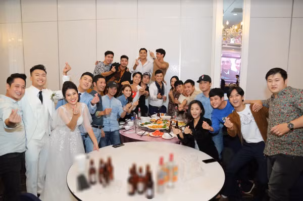 Bên cạnh hai nhân vật chính, dàn khách mời toàn gương mặt nổi tiếng, đình đám tại miền Bắc cũng là tâm điểm được truyền thông chú trong lễ thành hôn này. 