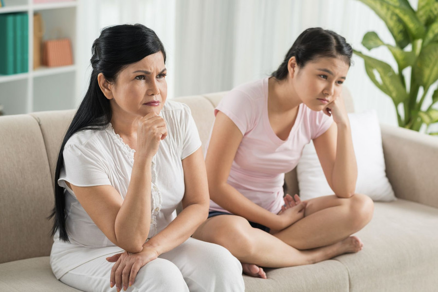 Suy sụp vì mẹ chồng vô tình đọc được tin nhắn nhạy cảm của mẹ đẻ