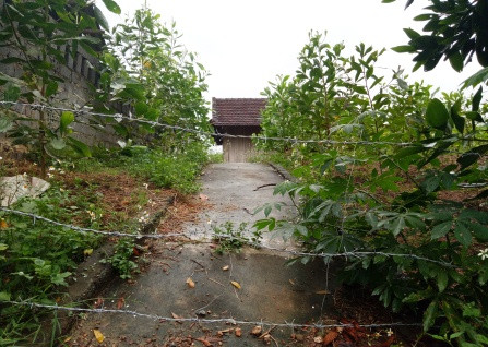 Một trong những ngôi nhà bỏ hoang ở Làng TNLN Sông Chàng, được rào chắn bằng dây thép gai Một trong những ngôi nhà bỏ hoang ở Làng TNLN Sông Chàng, được rào chắn bằng dây thép gai