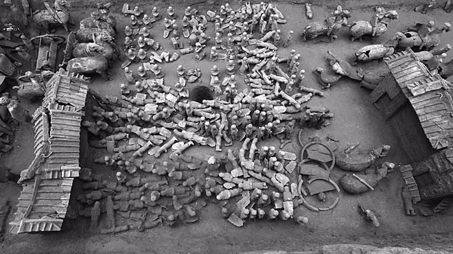 Đội quân đất nung có niên đại khoảng 100 năm sau đội quân đất nung của Tần Thủy Hoàng.