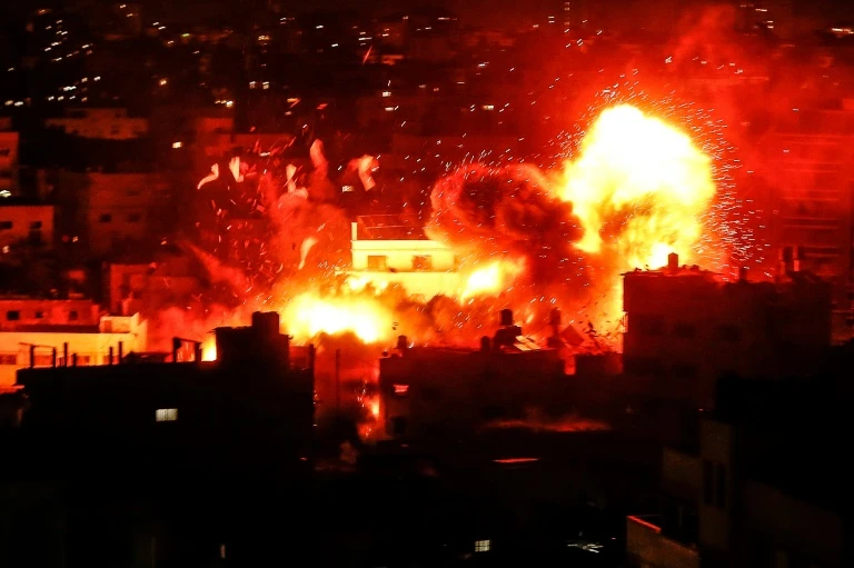 Hình ảnh những vụ nổ lớn tại Dải Gaza do tên lửa gây ra tiếp diễn những ngày vừa qua