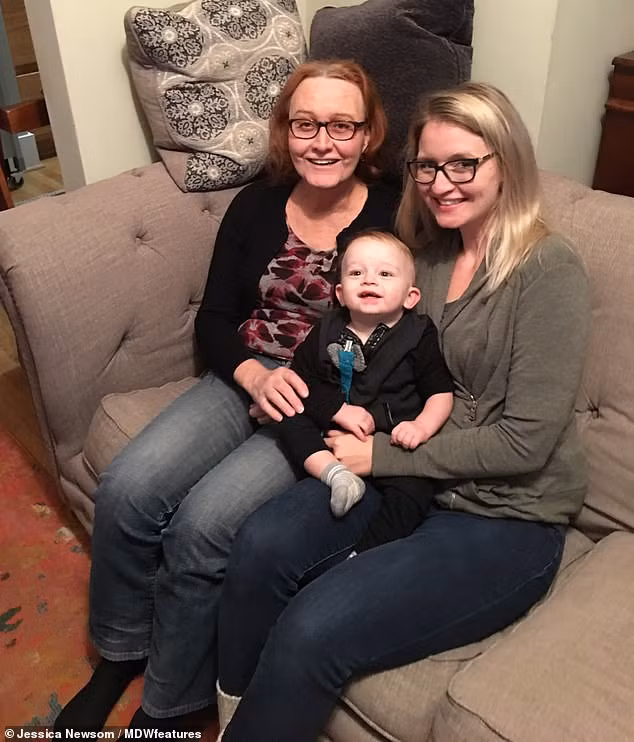 Julie cùng với con gái và cháu ngoại của mình