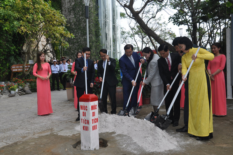 Lãnh đạo Bộ VHTT&DL, UBND thành phố Đà Nẵng, quận Ngũ Hành Sơn gắn cột mốc di tích quốc gia đặc biệt Ngũ Hành Sơn