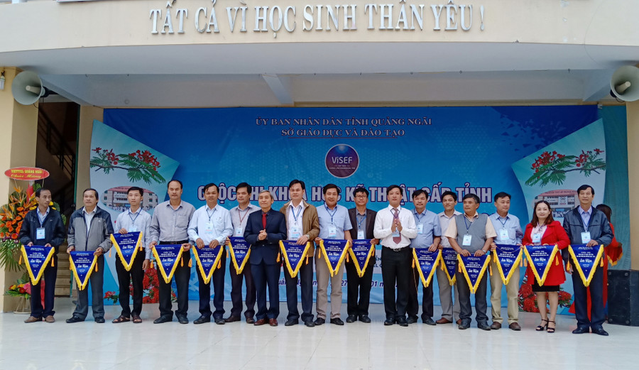 Có 105 sản phẩm đến từ 32 đơn vị, trường học tham gia cuộc thi. Có 105 sản phẩm đến từ 32 đơn vị, trường học tham gia cuộc thi.