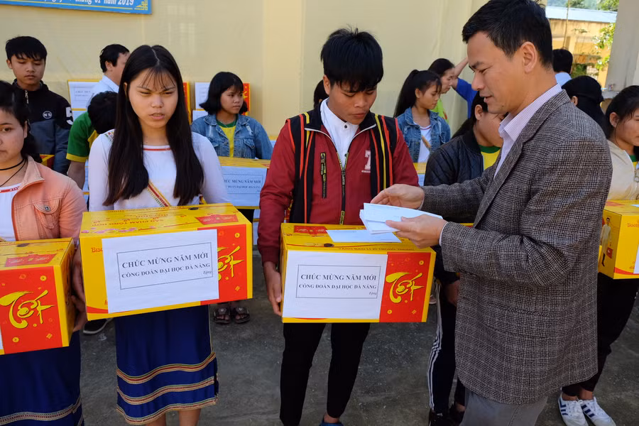 Những suất quà ấm áp nghĩa tình được trao tặng cho thầy trò vùng cao Tây Trà