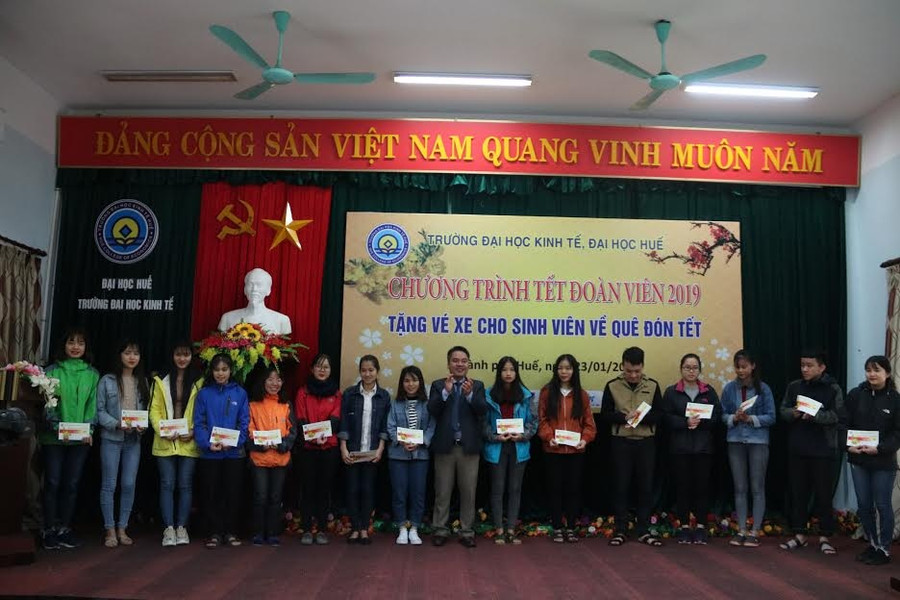 PGS. TS Trương Tấn Quân - Phó Hiệu trưởng Trường ĐH Kinh tế, ĐH Huế, trao quà cho các sinh viên ở lại Huế ăn Tết.