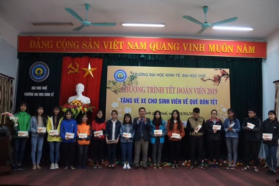 PGS. TS Trương Tấn Quân - Phó Hiệu trưởng Trường ĐH Kinh tế, ĐH Huế, trao quà cho các sinh viên ở lại Huế ăn Tết.