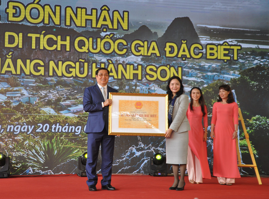 Chủ tịch UBND TP Đà Nẵng đón nhận bằng công nhận Danh thắng Ngũ Hành Sơn trở thành di tích quốc gia đặc biệt