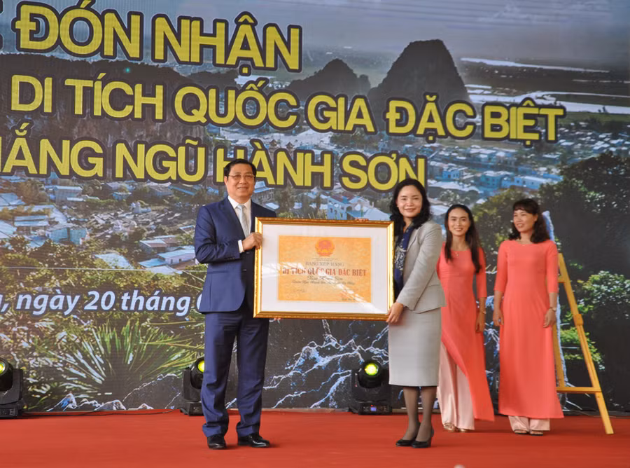 Chủ tịch UBND TP Đà Nẵng đón nhận bằng công nhận Danh thắng Ngũ Hành Sơn trở thành di tích quốc gia đặc biệt