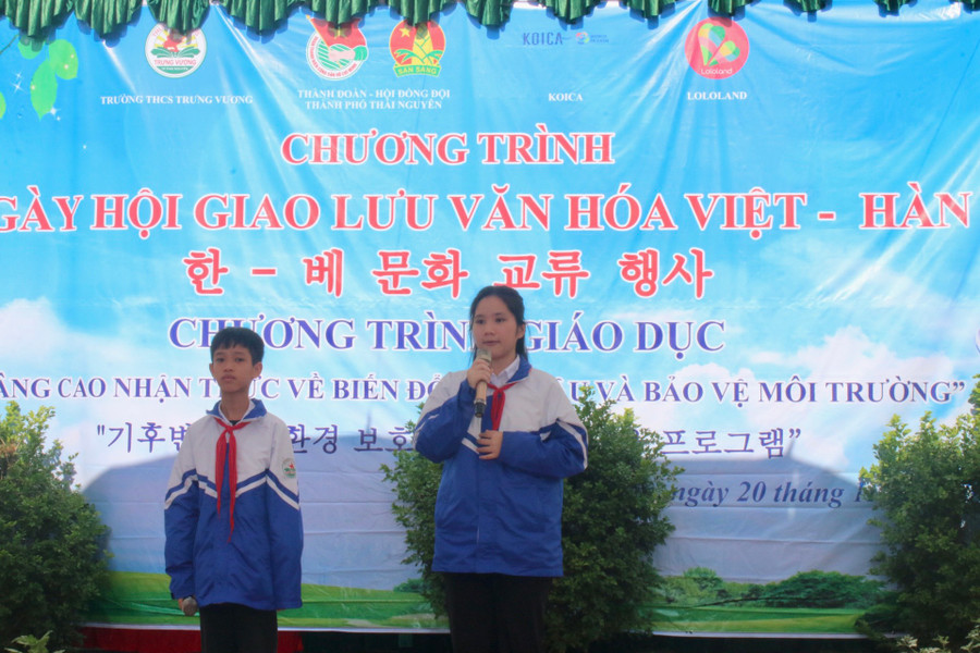 Các thí sinh trong phần thi hùng biện.