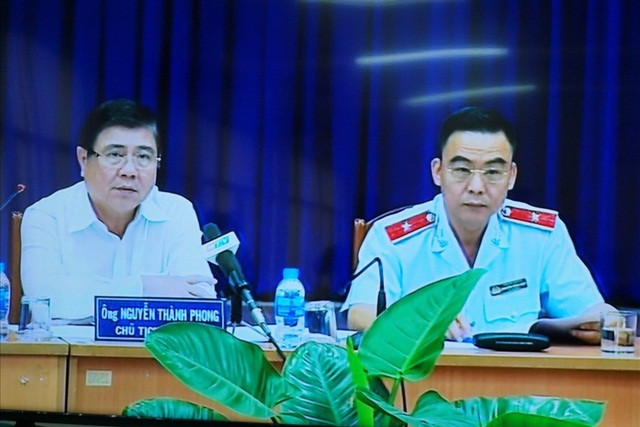 Chủ tịch UBND TPHCM Nguyễn Thành Phong tại buổi gặp gỡ người dân Thủ Thiêm sáng nay Chủ tịch UBND TPHCM Nguyễn Thành Phong tại buổi gặp gỡ người dân Thủ Thiêm sáng nay