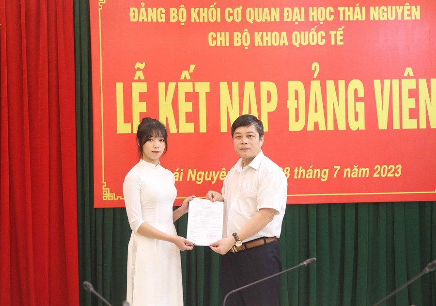 TS Hà Xuân Linh, Bí thư Chi bộ Khoa Quốc tế trao quyết định kết nạp Đảng cho sinh viên. TS Hà Xuân Linh, Bí thư Chi bộ Khoa Quốc tế trao quyết định kết nạp Đảng cho sinh viên.