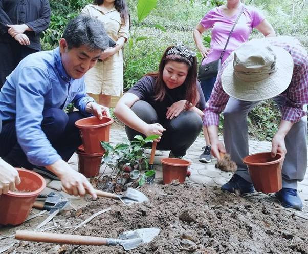 Thầy Yang Eun Sik cùng sinh viên tham gia hoạt động ngoại khoá.