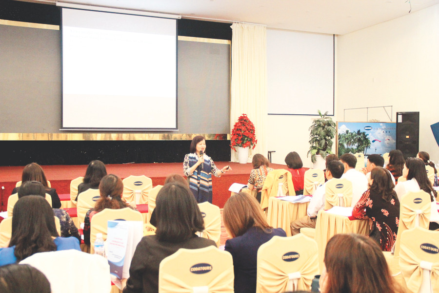 Cô Hạnh trực tiếp là báo cáo viên tại một lớp tập huấn, bồi dưỡng cán bộ quản lý cơ sở giáo dục ở TP Đà Nẵng