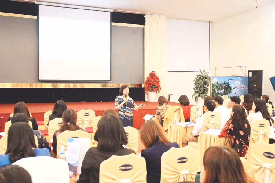 Cô Hạnh trực tiếp là báo cáo viên tại một lớp tập huấn, bồi dưỡng cán bộ quản lý cơ sở giáo dục ở TP Đà Nẵng