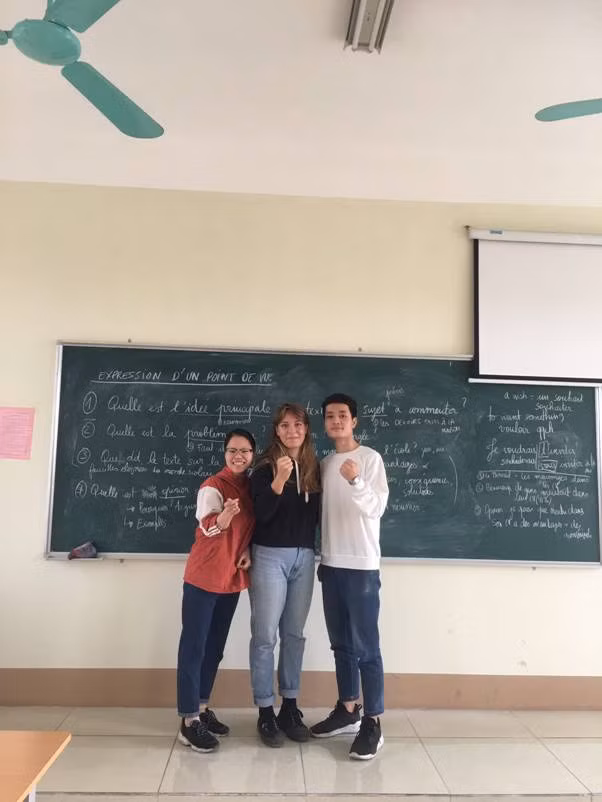 Cô Axelle chụp ảnh kỷ niệm cùng 2 sinh viên.