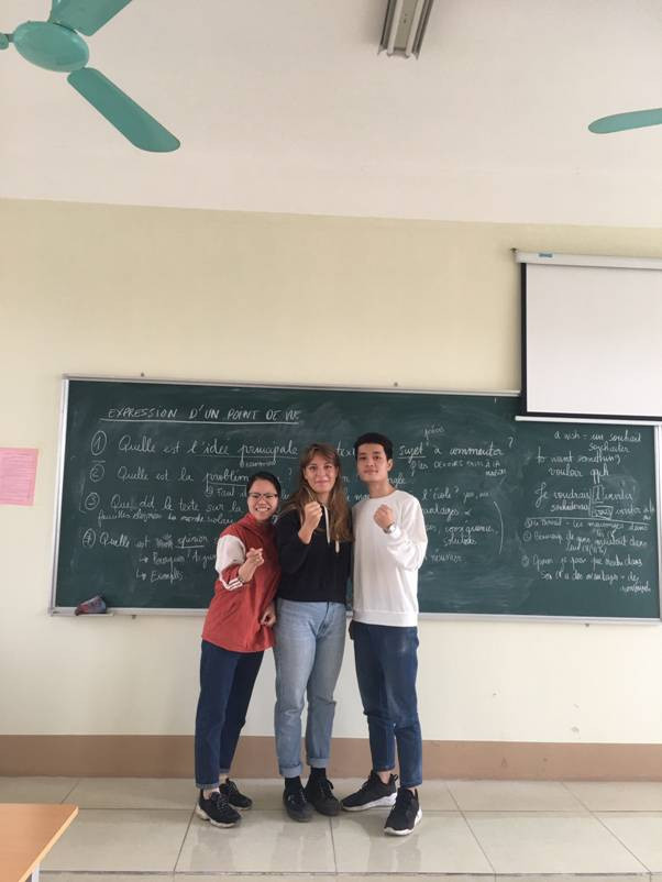 Cô Axelle chụp ảnh kỷ niệm cùng 2 sinh viên.