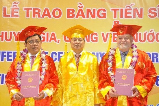 Thầy Bill McDonald (ngoài cùng bên phải) nhận bằng tiến sĩ.