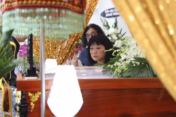 Ca sĩ Phương Thanh, Việt Trinh đến viếng trước khi NSƯT Chánh Tín về đất mẹ - 5