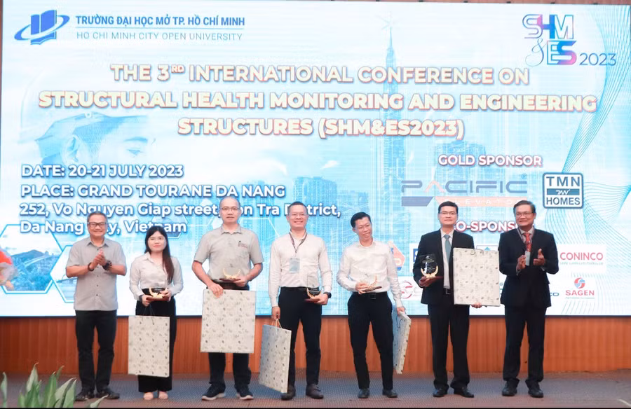 GS Nguyễn Minh Hà (bìa phải) trao kỉ niệm chương cho các chuyên gia. 