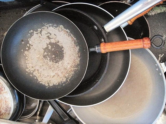 Bề mặt của chảo bị trầy xước và đổi màu, các hóa chất chống dính có thể trộn lẫn vào thức ăn ảnh hưởng sức khỏe con người. Ảnh: News Form Woman.