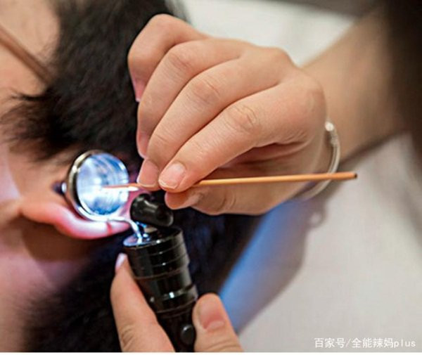 Bà cho dầu ăn vào tai đau của cháu gái, đến viện bác sĩ khen không ngớt ảnh 1 ba cho dau an vao tai dau cua chau gai, den vien bac si khen "ba cuu chau ba day" - 3