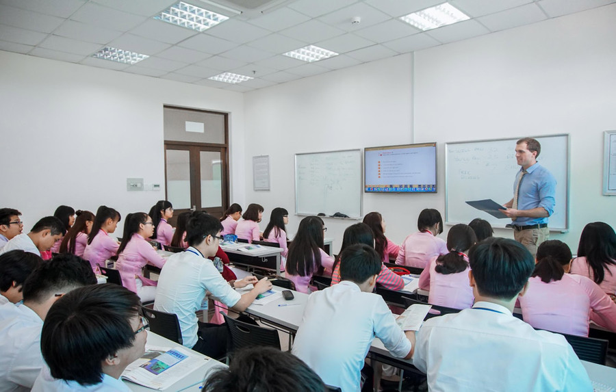 Một GV nước ngoài đang giảng dạy tại TDTU. Ảnh: Nhà trường cung cấp