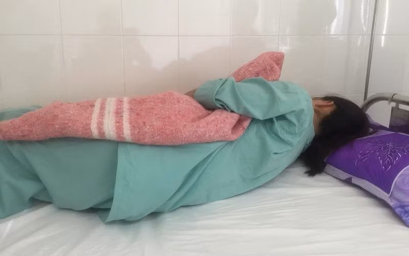 Nhiều ngày qua chị T. phải nằm viện điều trị với nhiều vết bầm tím trên cơ thể, tâm lý hoảng sợ, lo lắng. (Ảnh: Q.T)