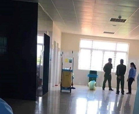 Khu vực phát hiện thi thể trẻ sơ sinh bị vứt bỏ trong thùng rác của bệnh viện. (Ảnh: H.KN.N)
