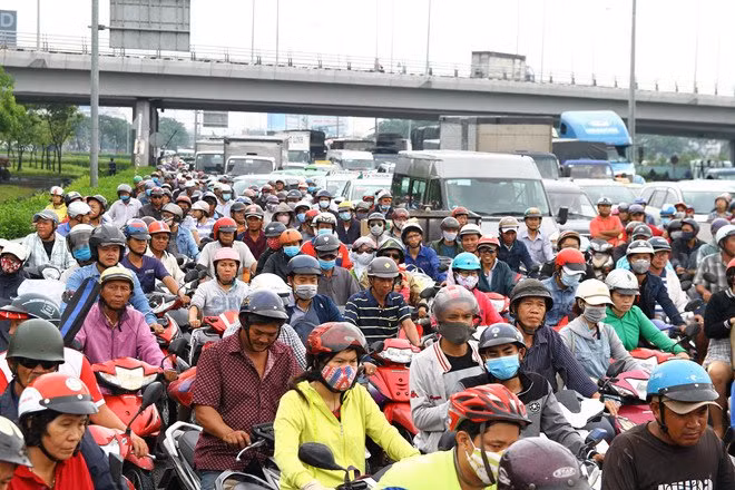 Bộ GTVT cho rằng cần có các giải pháp hỗ trợ nhằm giảm tác động bất lợi đối với người dân khi cấm xe máy vào trung tâm thành phố - Ảnh minh họa.
