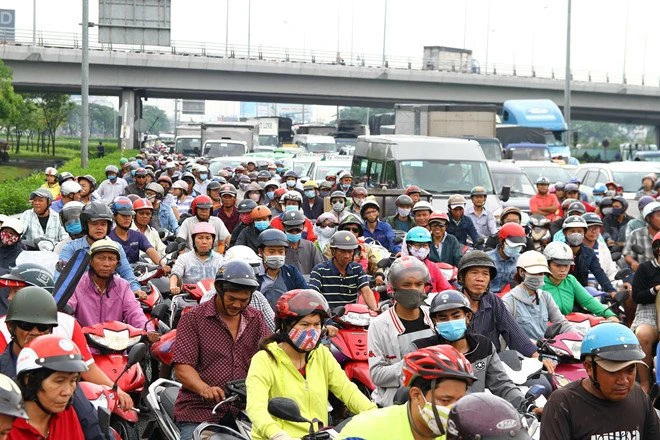 Bộ GTVT cho rằng cần có các giải pháp hỗ trợ nhằm giảm tác động bất lợi đối với người dân khi cấm xe máy vào trung tâm thành phố - Ảnh minh họa.
