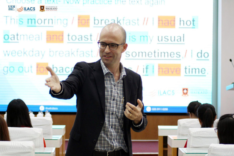 Ông Jason Bednars - Giám đốc học thuật Viện Ngôn ngữ - Quốc tế học trực thuộc Trường ĐH Kinh tế TPHCM (Quốc tịch Mỹ) trong một buổi thuyết giảng. Ảnh: Nhà trường cung cấp