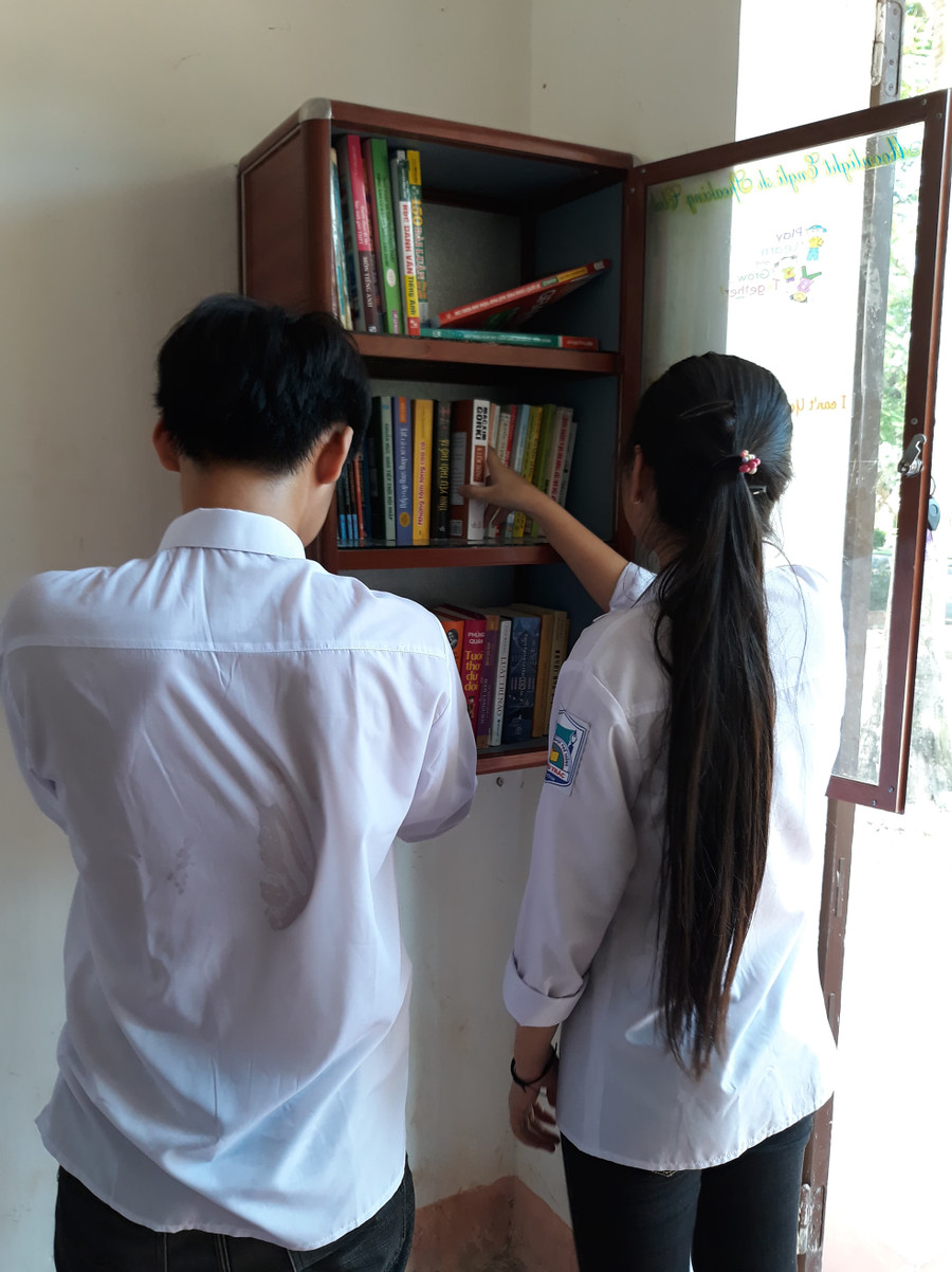 Học sinh chọn sách đọc luận vào giờ ra chơi