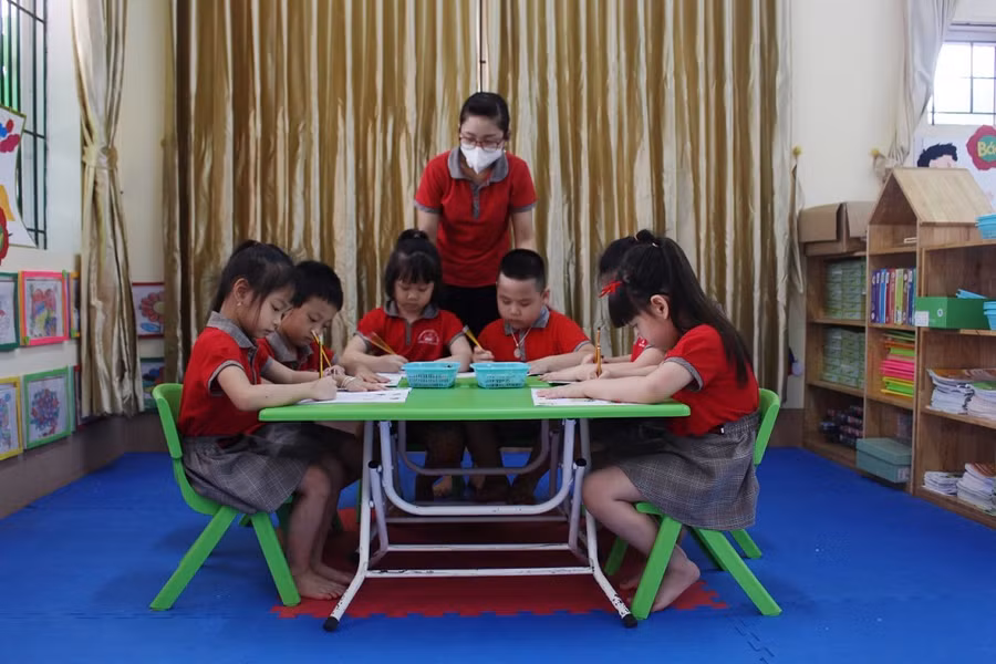 Trẻ được làm quen và hình thành các kỹ năng cơ bản.