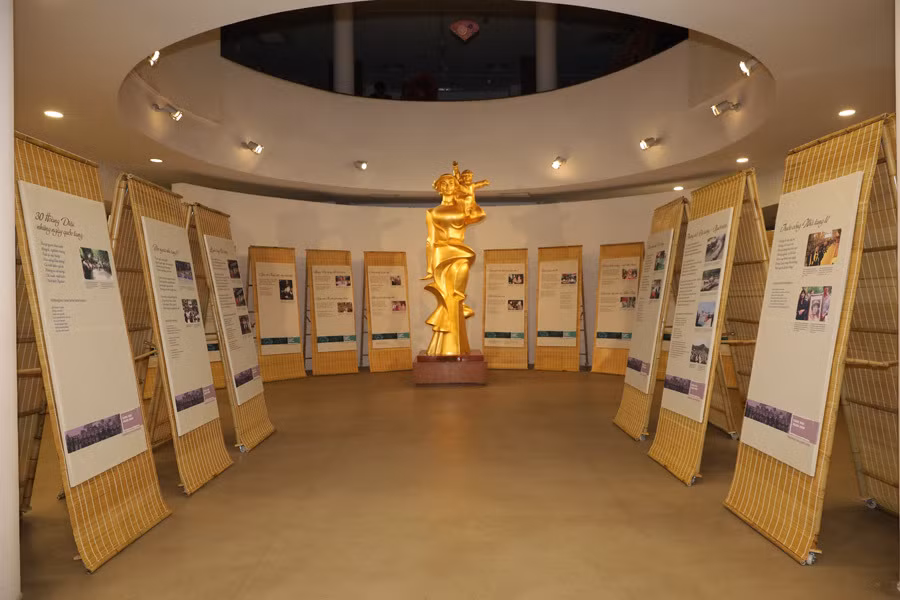 110 bài thơ của nhà giáo Nguyễn Thị Mỹ Dung đã được trưng bày quy mô trên 92 tấm pano in lụa và khung tre ngà.