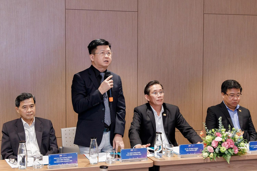 Ban giám hiệu UEH trao đổi, giải đáp thắc mắc thông tin của đại biểu, khách mời.